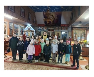 Каникулы с духовной пользой: учащиеся Брагинской школы посетили храм и встретились со священником