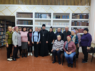 В Хойникской городской библиотеке для любительского объединения «Родник» прошла беседа со священником