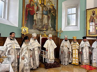 В главном храме Туровской епархии молитвенно отметили престольный праздник