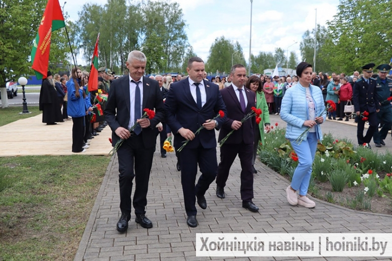 В Хойниках у памятника Скорби с участием священнослужителя состоялся митинг «Чернобыль: атомный след в истории», посвященный 39-й годовщине аварии на Чернобыльской АЭС