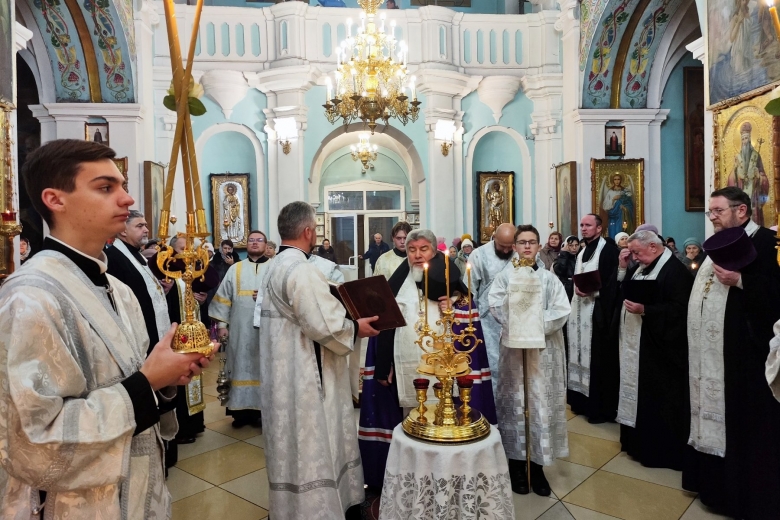 Епископ Леонид возглавил Всенощное бдение в канун престольного праздника Свято-Михайловского кафедрального собора г. Мозыря