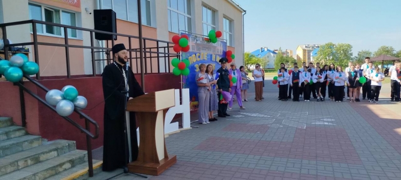 Председатель епархиального миссионерского отдела принял участие в торжественной линейке, посвящённой празднику «Последний звонок»