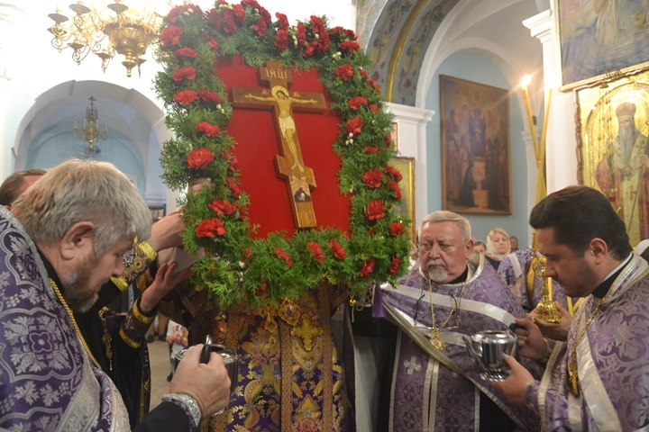 В канун праздника Воздвижения Креста Господня правящий архиерей совершил Всенощное бдение в кафедральном соборе г. Мозыря