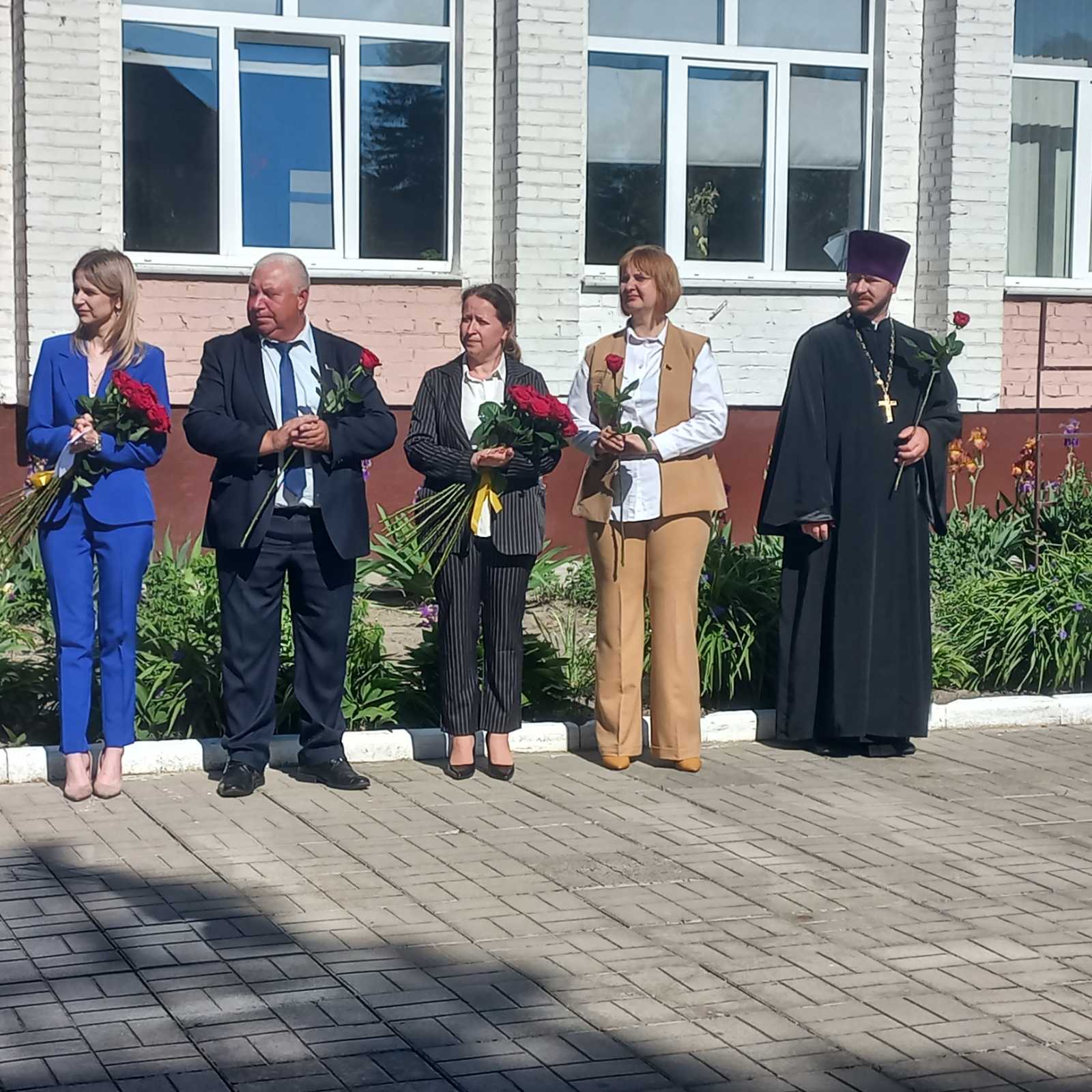 В Слободской средней школе священнослужитель принял участие в торжественной линейке, посвященной окончанию учебного года