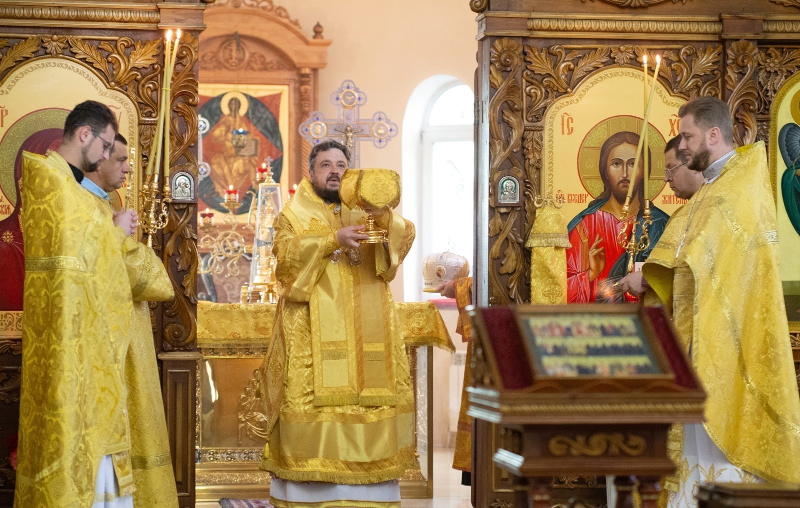 В день памяти апостолов Варфоломея и Варнавы, епископ Несвижский Авксентий совершил Литургию в соборе Казанской иконы Божией Матери г.Калинковичи