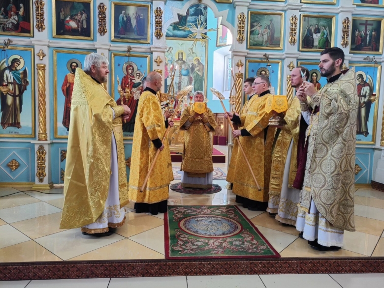 В Неделю 6-ю по Пятидесятнице и день памяти перенесения мощей святителя Филиппа Московского епископ Леонид совершил литургию в кафедральном соборе г. Мозыря