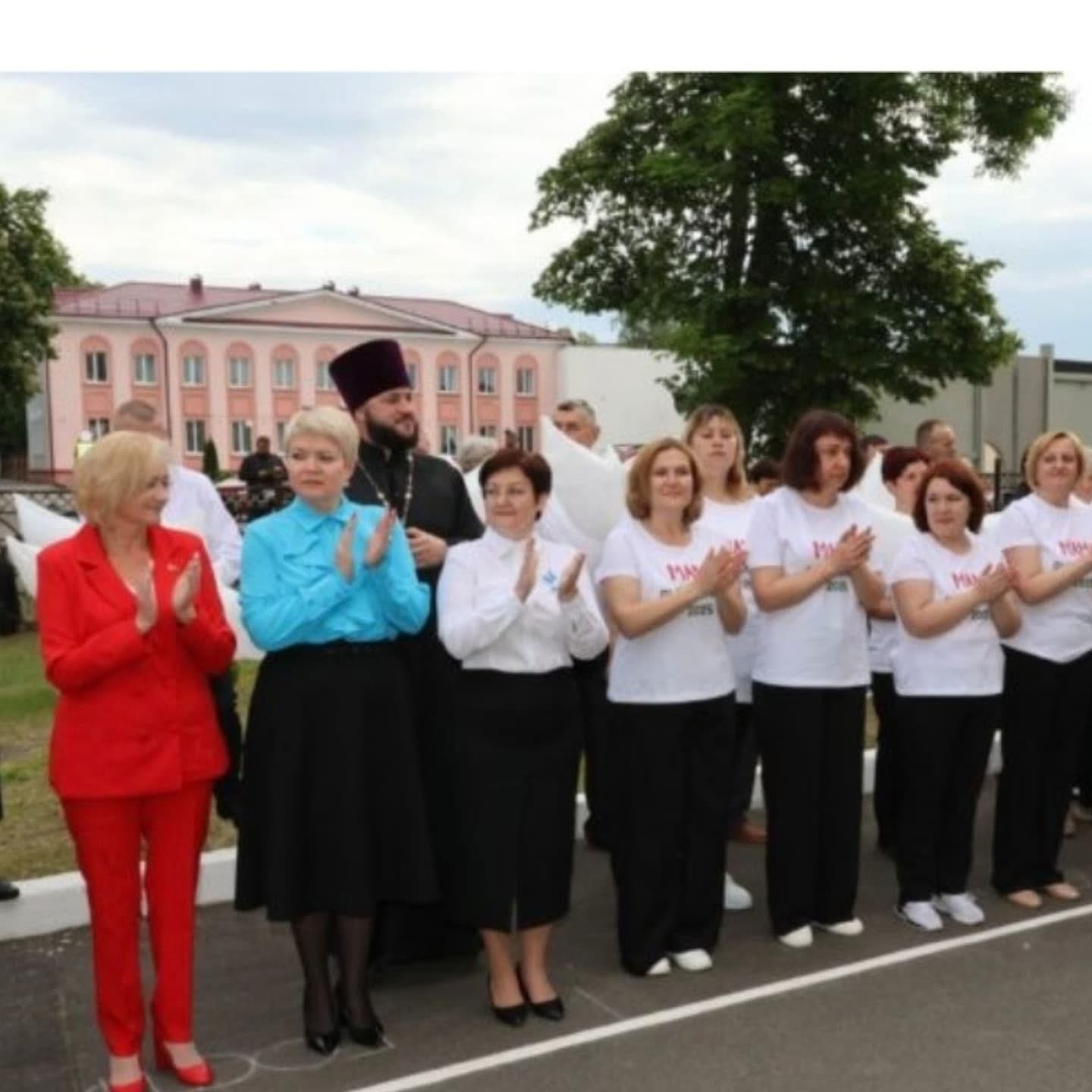 Священник принял участие в последнем звонке в Гимназии города Наровля