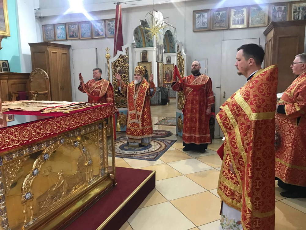 В субботу Седмицы 2-й по Пасхе епископ Леонид совершил Литургию в кафедральном соборе святого Архангела Михаила в г. Мозыре