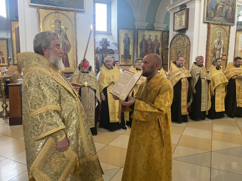 Вечернее Богослужение с чтением Акафиста Пресвятой Богородице