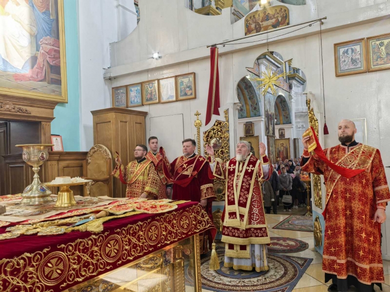 В день Радоницы правящий архиерей совершил Литургию в кафедральном соборе г. Мозыря
