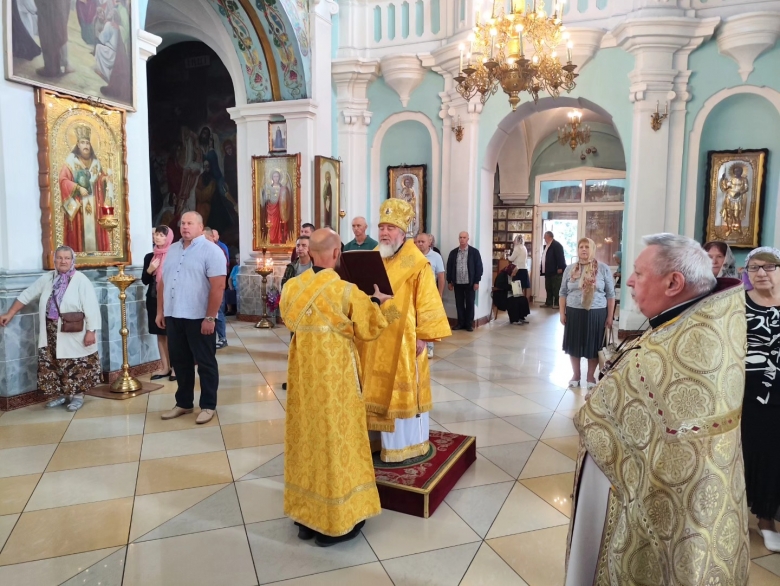В Неделю 7-ю по Пятидесятнице и празднование Положения честной ризы Господа нашего Иисуса Христа в Москве епископ Леонид совершил литургию в кафедральном соборе г. Мозыря