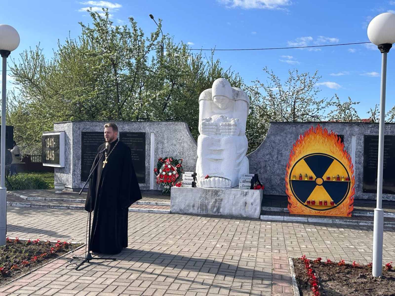 В Ельске священнослужитель принял участие в митинге, посвященном 40-летию со дня аварии на Чернобыльской АЭС