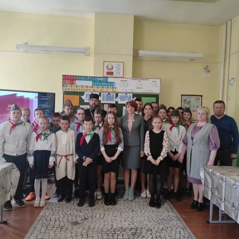 Священник посетил в Симоничской школе уроки памяти, посвященные 77-й годовщине Великой Победы