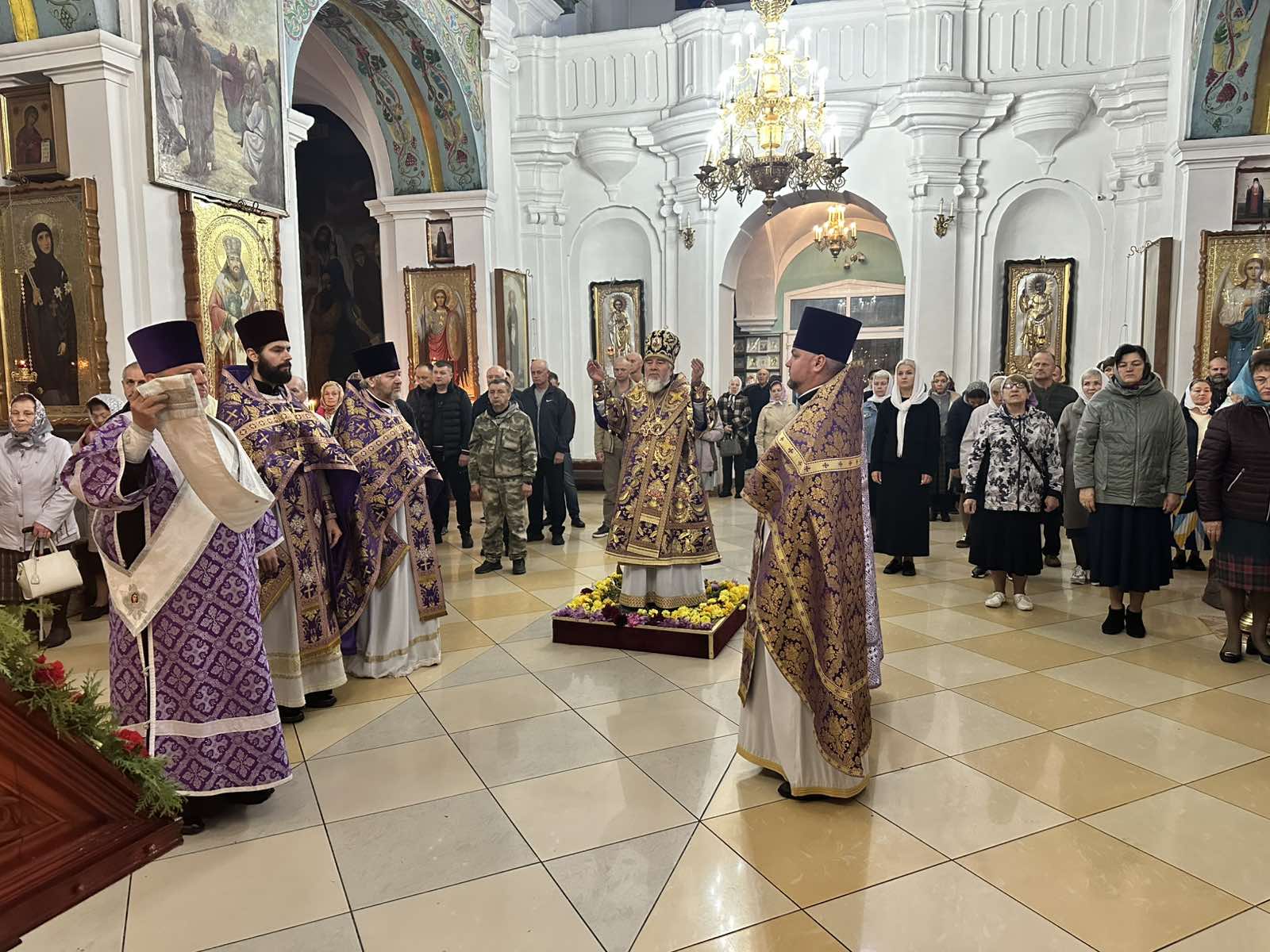 Служение правящего архиерея в праздник Воздвижения Честного и Животворящего Креста Господня