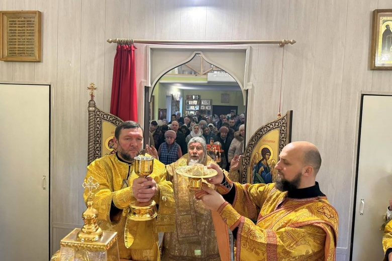 В Неделю святых отец правящий архиерей совершил Литургию в храме святителя Спиридона Тримифунтского в г. Калинковичи