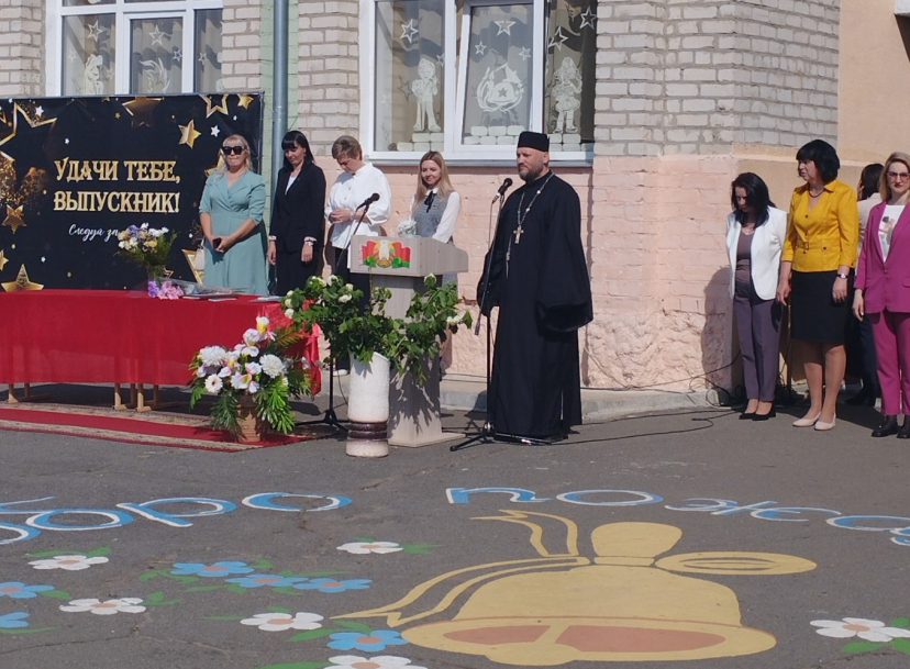 Священник принял участие в торжественной линейке в Копаткевичах