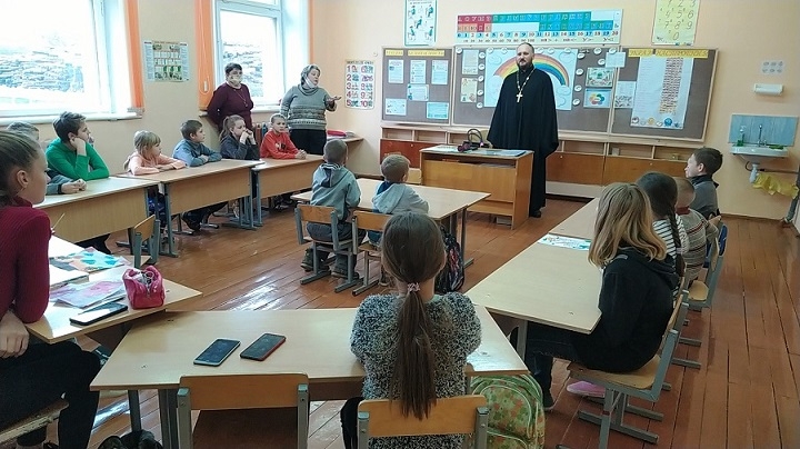 Очередная встреча священника прошла в Птичской средней школе