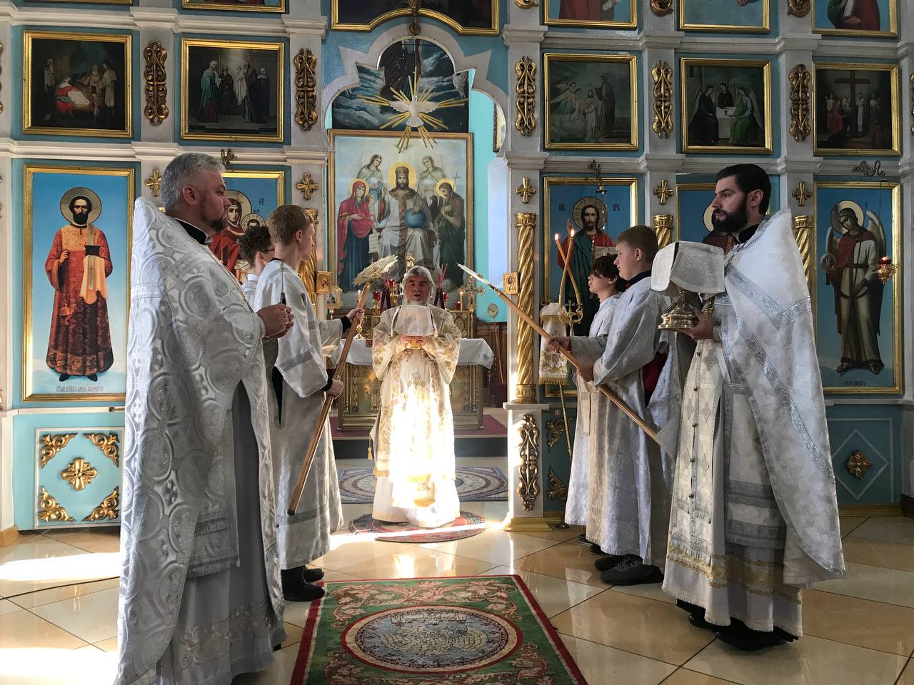 В неделю 12-ю по Пятидесятнице епископ Леонид совершил Литургию в кафедральном соборе святого Архангела Михаила города Мозыря