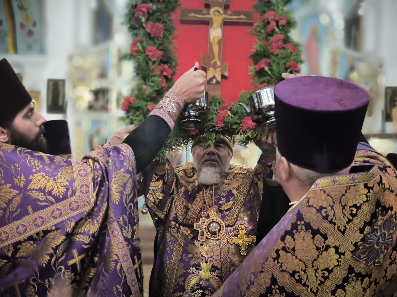 В канун праздника Воздвижения Креста Господня епископ Леонид совершил Всенощное бдение в кафедральном соборе г. Мозыря