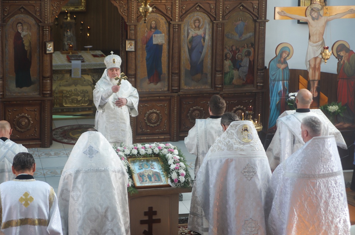 В праздник Вознесения Господня правящий архиерей совершил Литургию в Вознесенском храме г. Петрикова