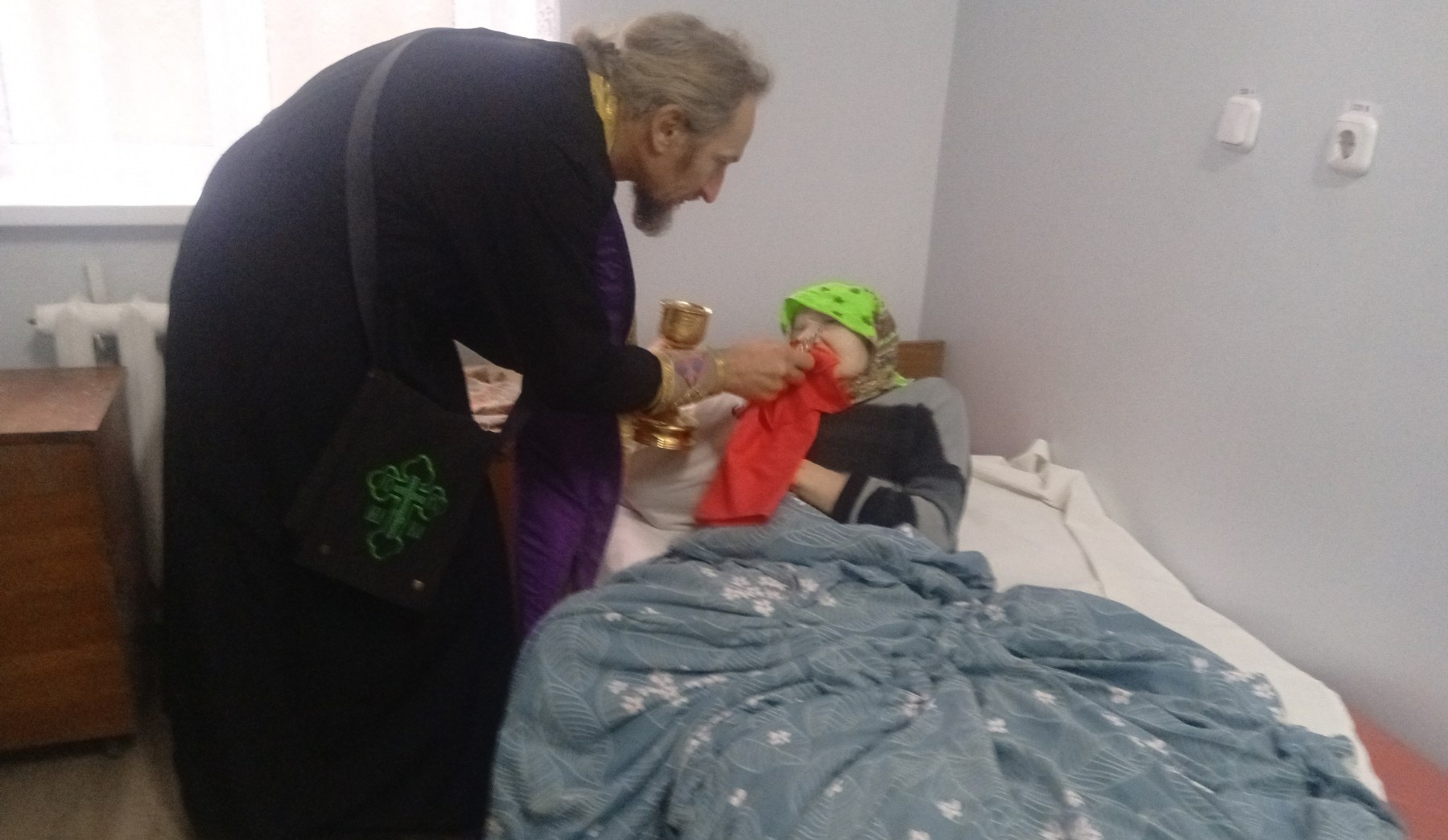 В доме сестринского ухода в Заболотье совершены Таинства Исповеди и Причащения