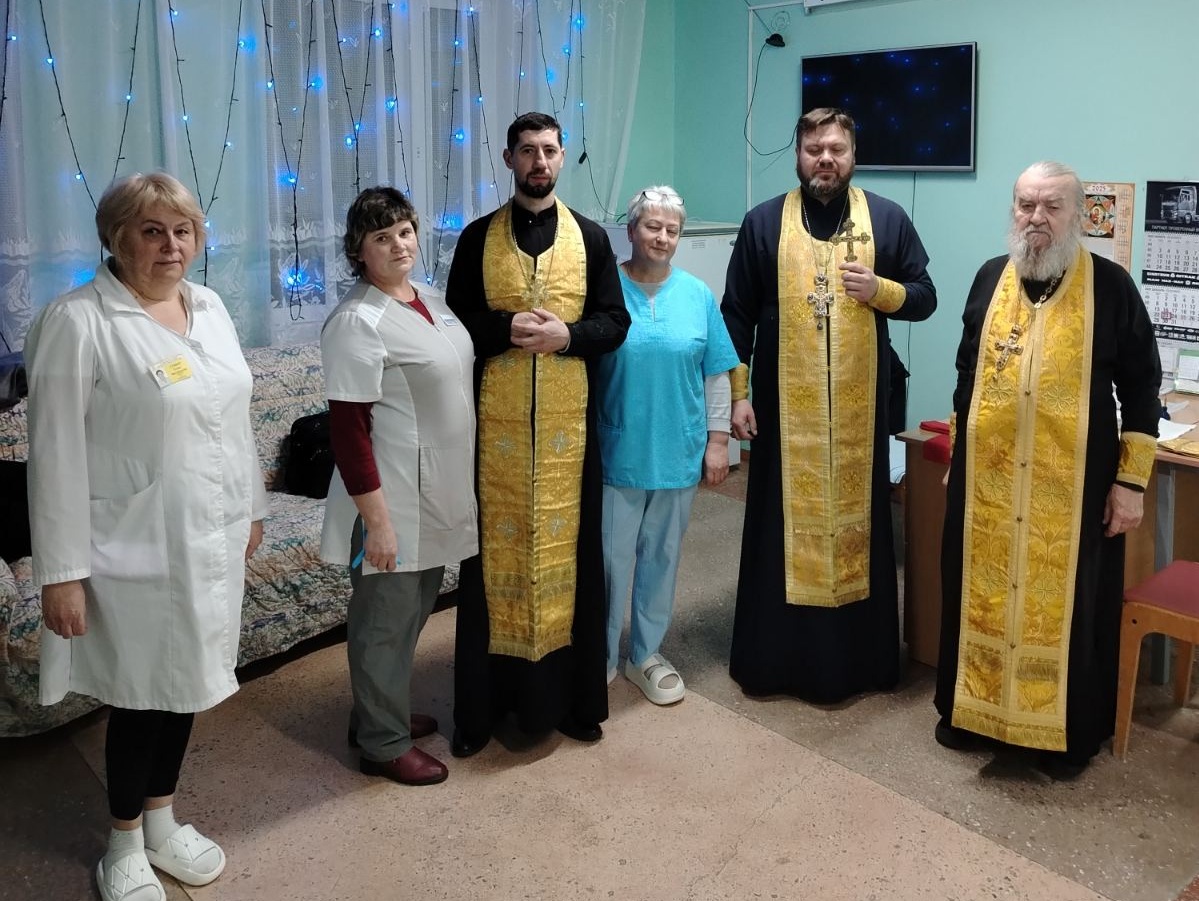 В Турове священнослужители совершили Таинства Исповеди и Причастия в доме престарелых и ветеранов 