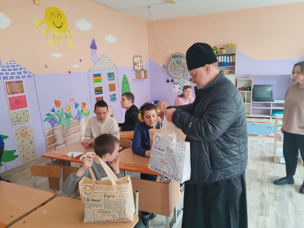 Священнослужитель посетил Калинковичский районный центр коррекционно-развивающего обучения и реабилитации