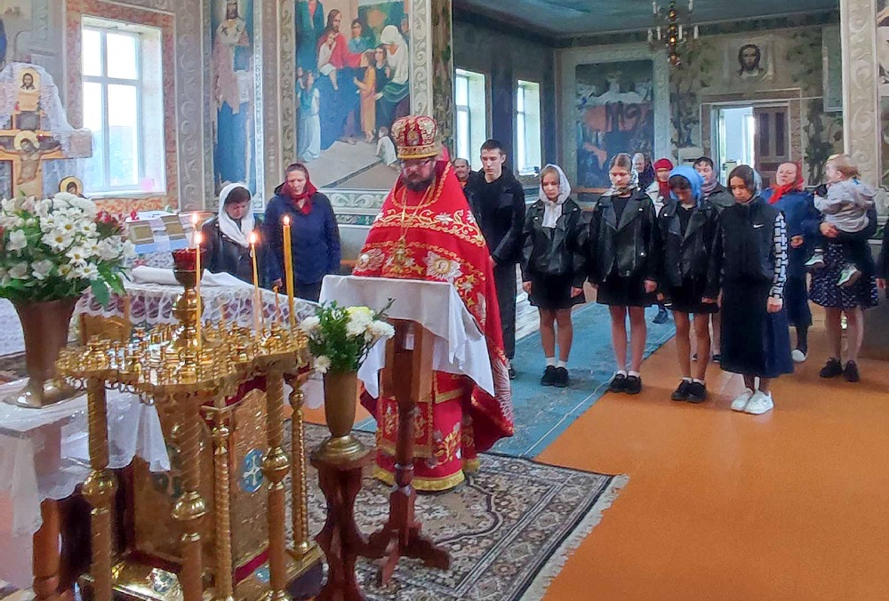 В Глушковичах священнослужитель совершил молебен для учащихся перед экзаменами