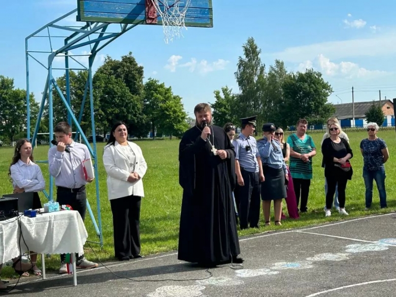 Благочинный Туровского округа принял участие в торжественной линейке по случаю окончания учебного года