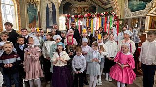 Пасхальная радость в Лельчицах: выступление воспитанников воскресной школы в храме Святой Троицы