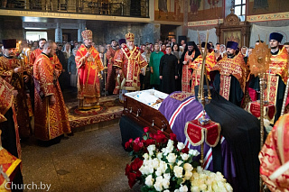 Епископ Леонид сослужил Патриаршему Экзарху за Пасхальной утреней и заупокойной литией по новопреставленному архиепископу Пинскому и Лунинецкому Стефану в соборе Воскресения Словущего Свято-Варваринского женского монастыря г. Пинска
