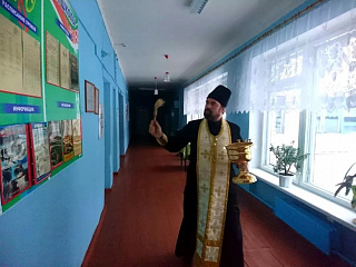 Священник окропил святой крещенской водой Тонежскую школу
