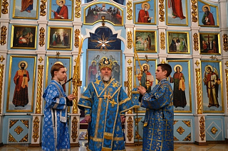 Правящий архиерей совершил Утреню с чтением Акафиста Пресвятой Богородице в кафедральном соборе г. Мозыря