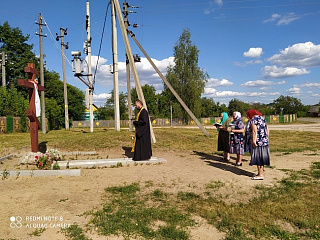 В Копаткевичах были освящены новые поклонные кресты