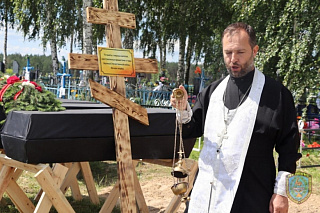 В д. Вить Хойникского района состоялась церемония погребения останков мирных жителей, расстрелянных немецко-фашистскими захватчиками в годы войны 