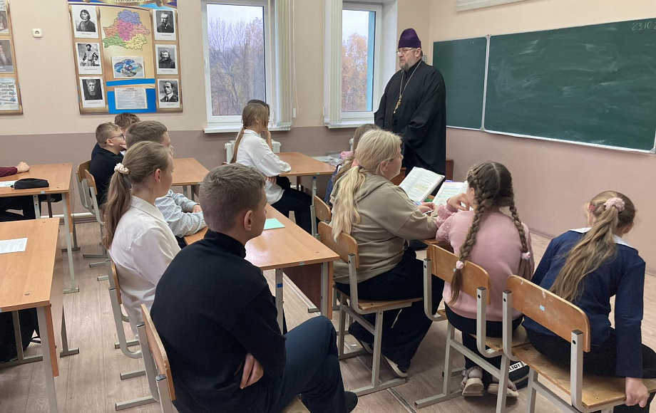 Протоиерей Сергий Липский встретился с учащимися Криничанской средней школы и поговорил о чистоте речи