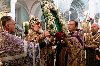 В канун праздника Воздвижения Креста Господня епископ Леонид совершил Всенощное бдение в кафедральном соборе г. Мозыря