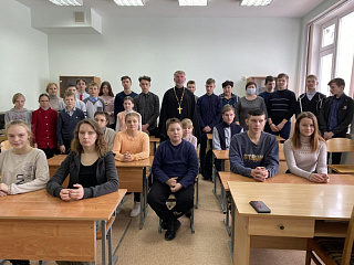 В рамках проекта «ШАГ» священнослужитель провел встречи с учащимися школ в Куритичах, Бабуничах и Сметаничах