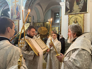 Вечернее Богослужение с чтением Акафиста Пресвятой Богородице