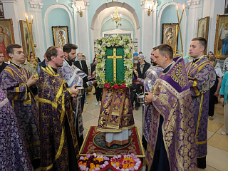 В канун праздника Воздвижения Креста Господня епископ Леонид совершил Всенощное бдение в кафедральном соборе г. Мозыря