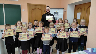 Священник посетил занятие по основам православной культуры в Наровле
