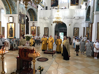Вечернее Богослужение с чтением Акафиста Пресвятой Богородице