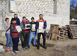 В Наровле участники акции "Восстановление святынь Беларуси" потрудились вместе со священником на территории строящегося храма