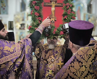 В канун праздника Воздвижения Креста Господня епископ Леонид совершил Всенощное бдение в кафедральном соборе г. Мозыря