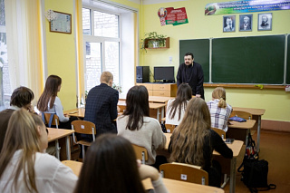 В Калинковичской гимназии священнослужитель провёл встречу со старшеклассниками о нравственности и целомудрии