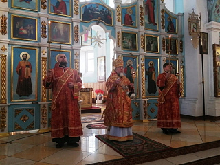 В канун дня отдания Пасхи епископ Леонид совершил Пасхальную вечерню и Утреню в кафедральном соборе г. Мозыря