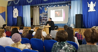 Клирик Туровской епархии принял участие в ежегодной Рождественской встрече с родителями в Калинковичской гимназии