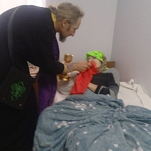 В доме сестринского ухода в Заболотье совершены Таинства Исповеди и Причащения