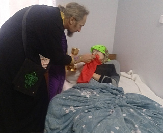 В доме сестринского ухода в Заболотье совершены Таинства Исповеди и Причащения