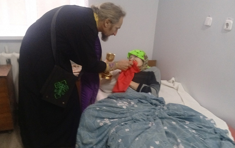 В доме сестринского ухода в Заболотье совершены Таинства Исповеди и Причащения